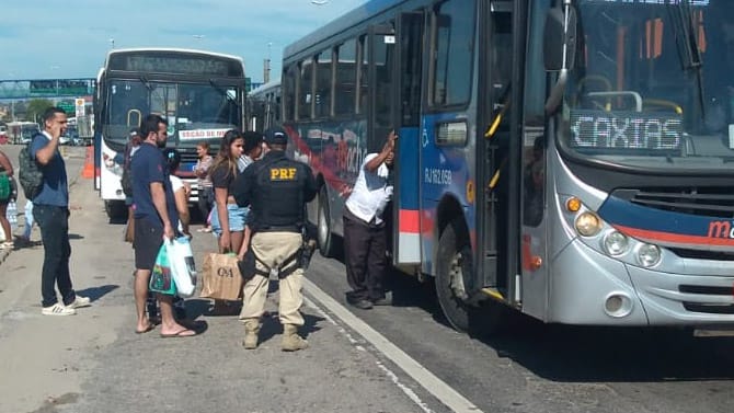 PRF faz operação de fiscalização de equipamentos de acessibilidade de ônibus na Rodovia Washington Luiz