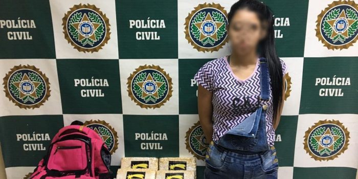 Mulher que fornecia drogas para favela em Caxias e era elo entre facções de Rio e SP é presa