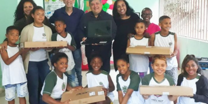 Escola São João Batista recebe notebooks com recursos indicados pelo vereador Nilcélio Sá
