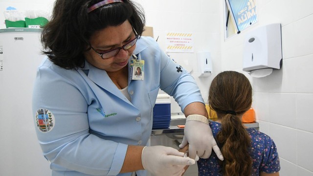 Governo planeja checar carteirinha de vacinação no ato da matrícula na escola pública