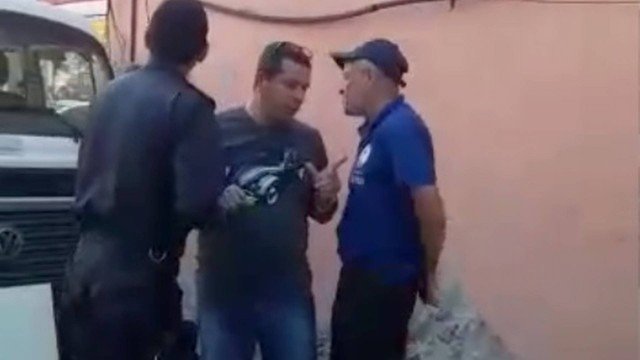 Secretário de Segurança Pública de Magé é filmado agredindo comerciante; veja vídeo