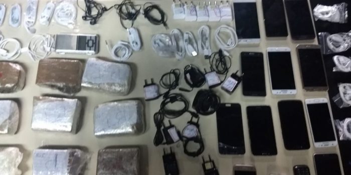 Duas mulheres presas ao tentar levar drogas e celulares para presídio em Campos