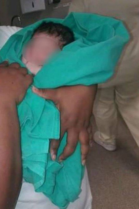 Bebê recém-nascida é abandonada dentro de bolsa e resgatada por PMs