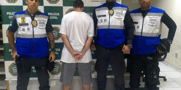 Homem foragido por roubo é preso por PMs em Nova Iguaçu