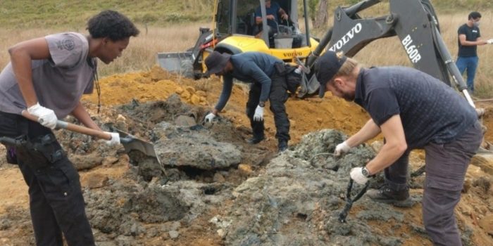 Polícia encontra cemitério clandestino suspeito de pertencer à milícia em Queimados