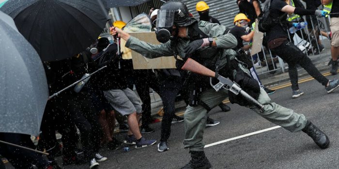 Violência volta a irromper protestos em Hong Kong