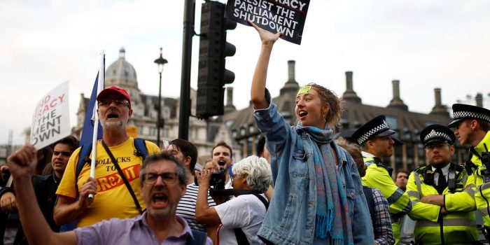 Suspensão do Parlamento gera protestos no Reino Unido