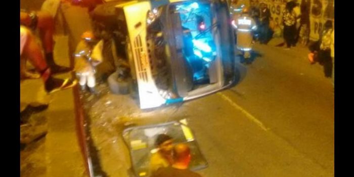 Ônibus cai de viaduto no Rio e deixa 14 feridos