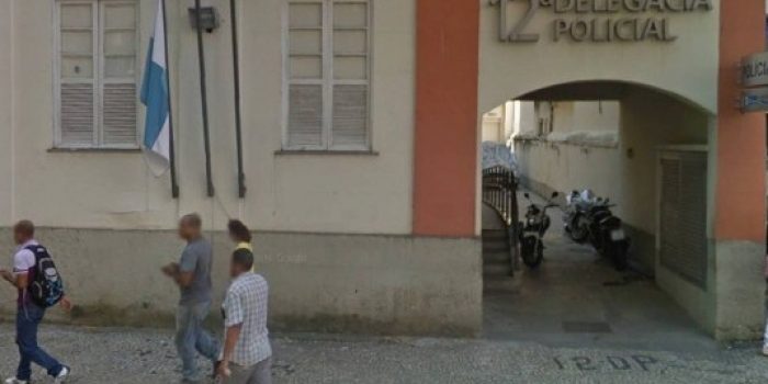 PMs prendem homem em flagrante após assaltar residência e esfaquear morador na Gávea