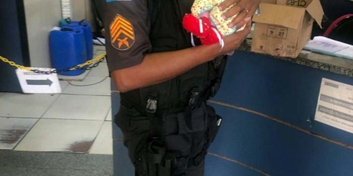 Recém-nascido é encontrado dentro de caixa de papelão em Jacarepaguá