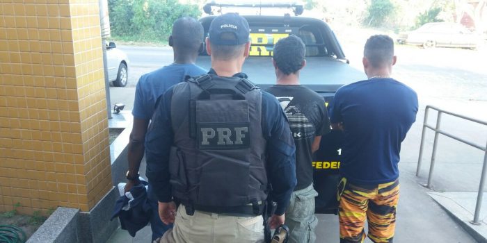 PRF prende três homens por suspeita de praticar rinha de galo