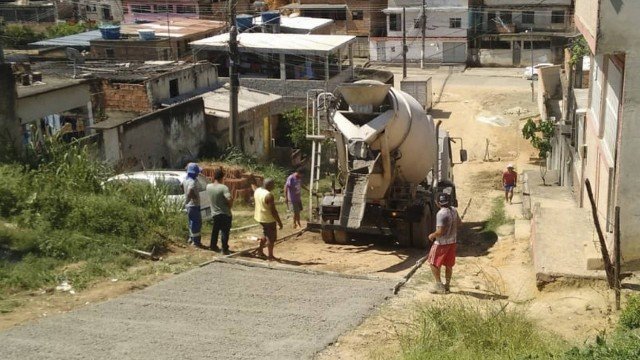 Cansados de esperar por asfalto, moradores de Nova Iguaçu se unem e concretam rua
