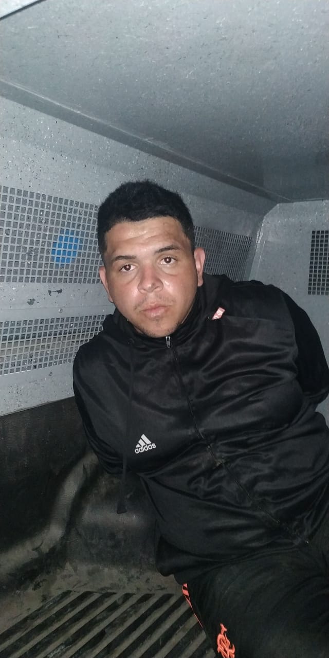 Perseguição e troca de tiros termina com Homem  baleado e outro preso em Nova Iguaçu