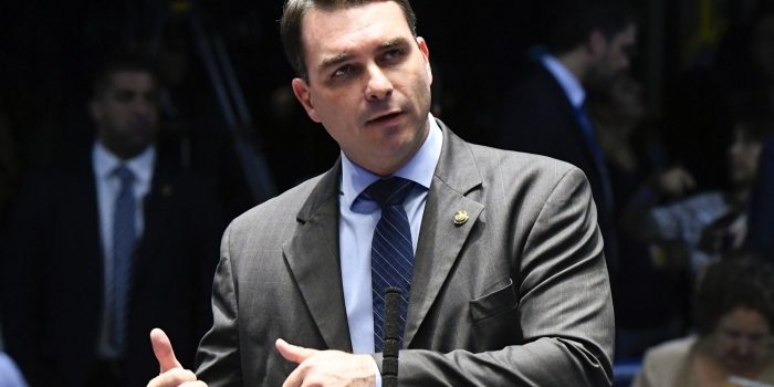 Foro para Flávio Bolsonaro causa embate no Ministério Público