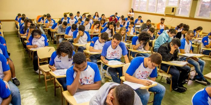 Estudantes podem fazer matrícula online ou presencial, em Caxias e Nova Iguaçu