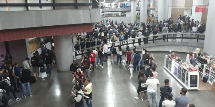 Público enfrenta fila para retirar ingressos do Rock In Rio no metrô da Carioca