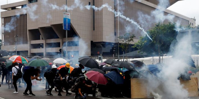 Apesar de proibição, violentos protestos são registrados em Hong Kong
