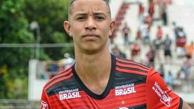 Sobrevivente da tragédia do Ninho, Kayque assina contrato profissional com o Flamengo
