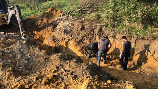 Polícia encontra ossadas em cemitério clandestino em Queimados e retoma buscas