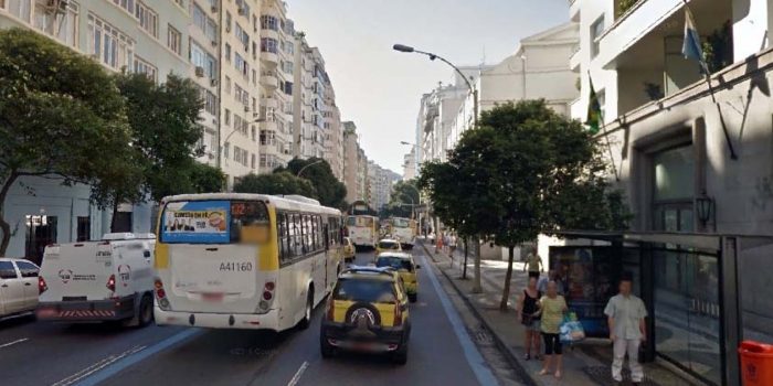 Homem tenta esfaquear PM e é baleado em Copacabana