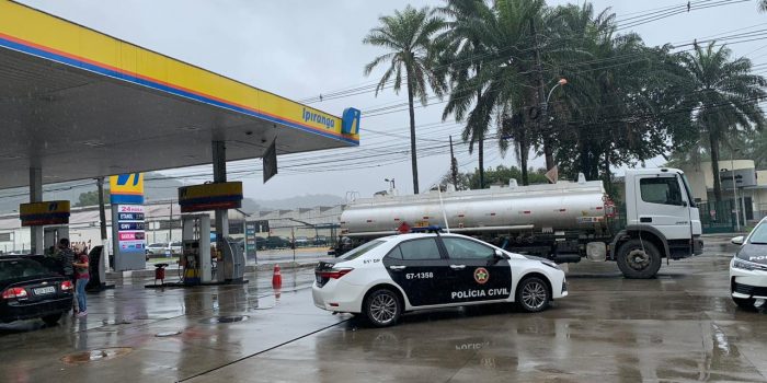 Cliente desconfia de posto de combustível, procura polícia e gerente é preso em Caxias