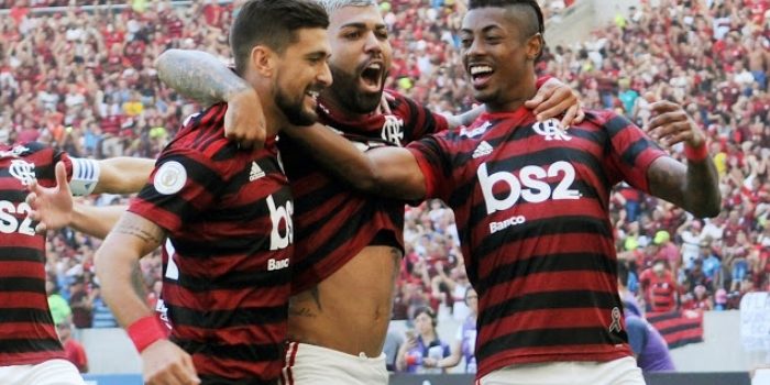 Mesmo sem jogar, Flamengo aumenta chance de título do Brasileirão