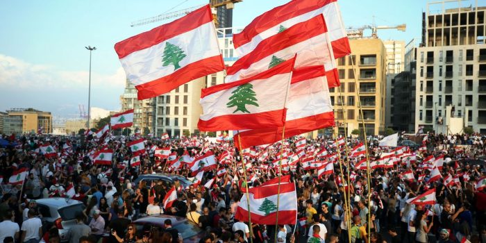 Premiê do Líbano renuncia em meio a protestos