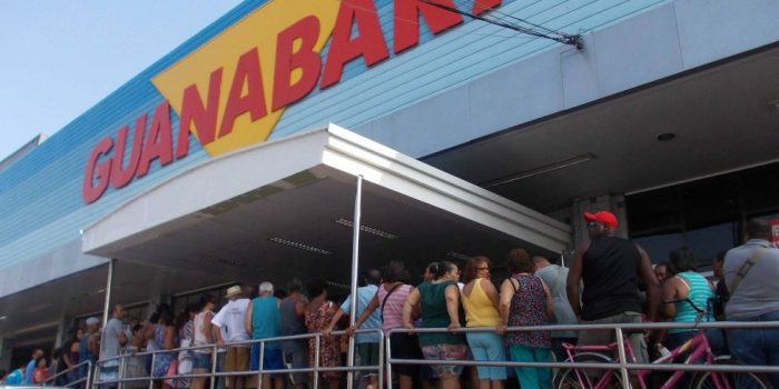 Consumidores aproveitam abertura do aniversário Guanabara nesta sexta