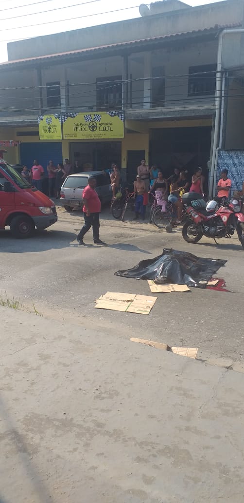acidente com carro forte deixa  uma jovem morta em Nova Iguaçu