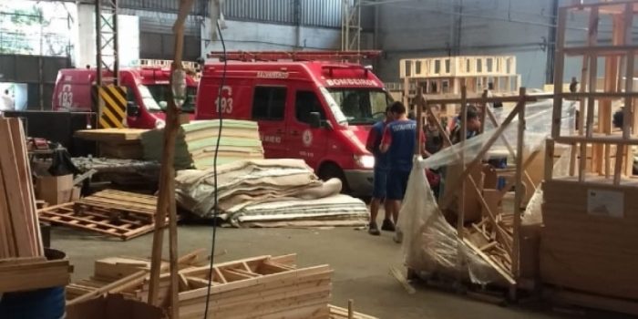 Funcionário de empresa de colchões morre esmagado por pilha de madeiras na Baixada