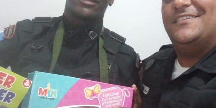 Policiais militares distribuem Brinquedos para crianças em Hospital de Nilópolis