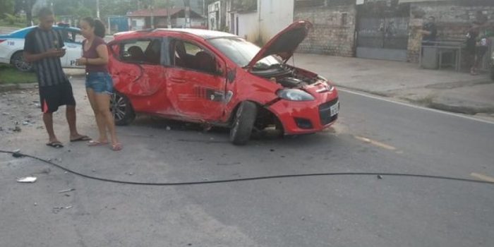 Homem morre após carro bater contra poste em Augusto Vasconcelos