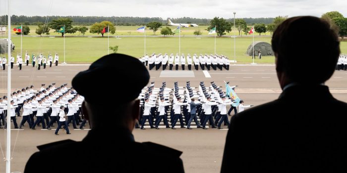 Bolsonaro diz que governo honra militares e respeita o povo