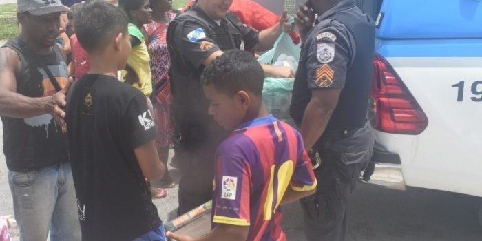 Policiais distribuem presentes de Natal para crianças em Rio das Ostras