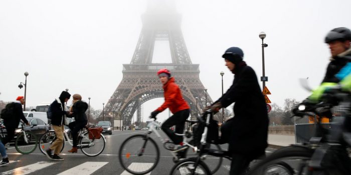 Reforma do sistema de pensões leva milhares às ruas de Paris