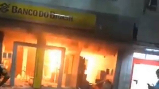 Criminosos assaltam e ateiam fogo em agência bancária de Mesquita, na Baixada Fluminense