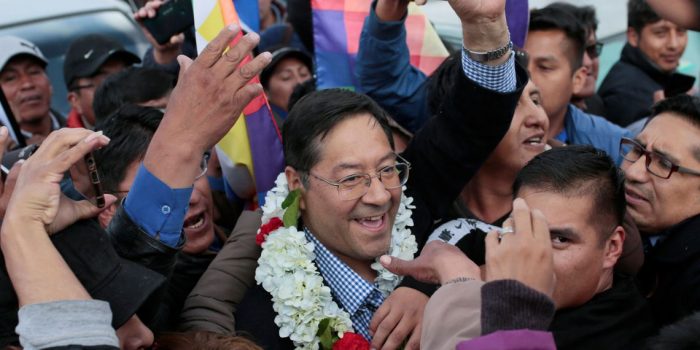 Candidato à Presidência da Bolívia é intimado ao desembarcar no país