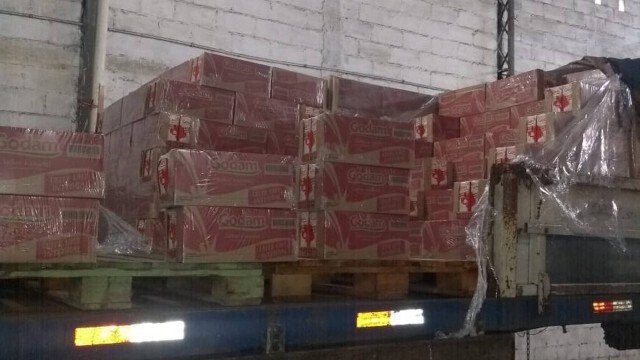 Polícia encontra galpão com 10 mil caixas de leite roubadas na Baixada e homem é preso