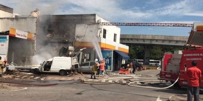 Explosão destrói posto de combustíveis na Avenida Brasil, em Irajá