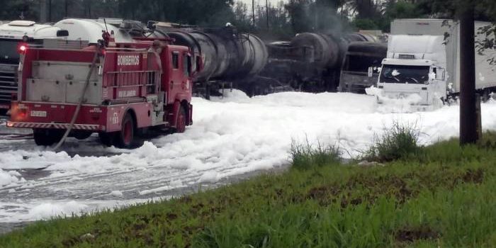 Incêndio atinge sete caminhões-tanque próximo à Reduc