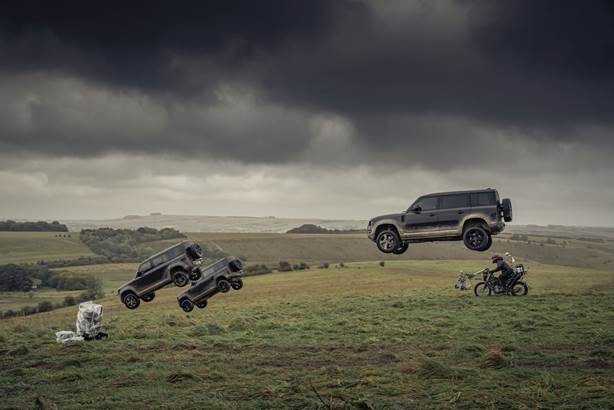 007 – Sem Tempo Para Morrer: Novo Land Rover Defender 110 aparece decolando em ação