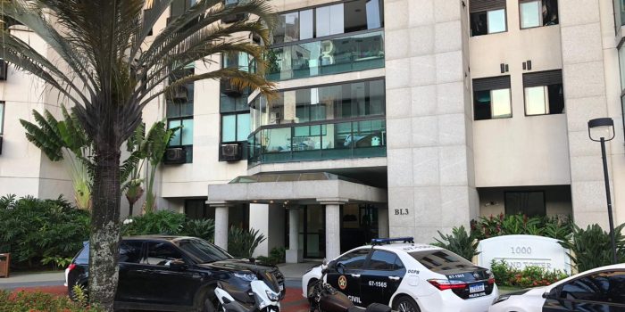 Ex-PMs e esposas são presos por agiotagem em condomínio de luxo na Barra