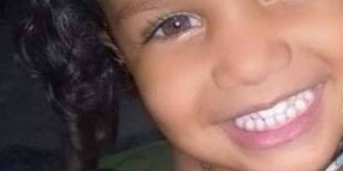Menina de 3 anos é vítima de bala perdida em ataque que deixou um morto e outro ferido