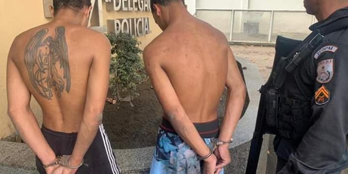 Dois Homens  São presos acusados de tráfico e roubos em São João de Meriti