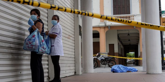 Sistema funerário do Equador entra em colapso por mortes pela covid-19