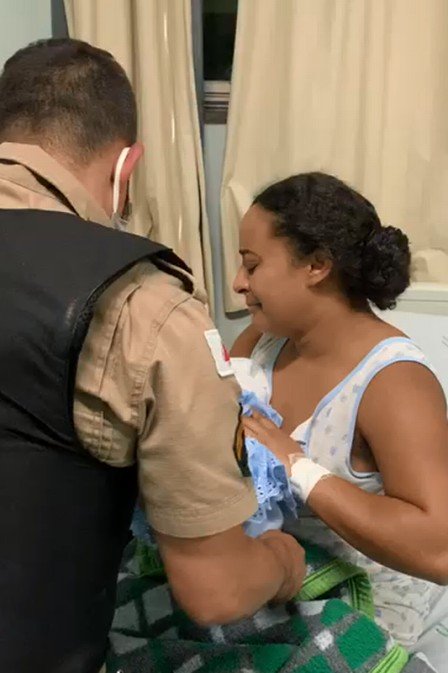 Mulher é presa por fingir ser enfermeira e sair de hospital com bebê de outra pessoa em MG