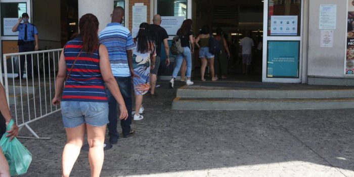 Shoppings do Rio têm aglomeração em primeiro dia de reabertura