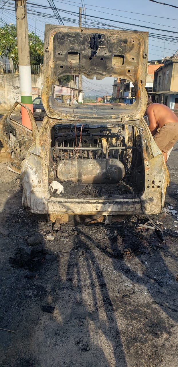 Polícia Civil apura morte de PM encontrado carbonizado em carro junto com outra pessoa, em Nilópolis