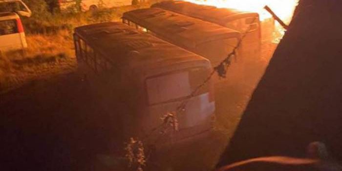 Incêndio destrói 19 ônibus em pátio de empresa em Bangu