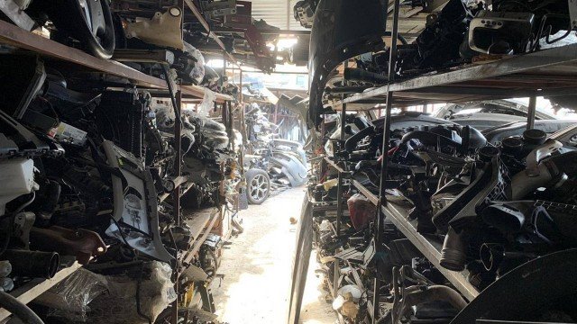 Polícia estoura depósito de peças de veículos de luxo na Baixada Fluminense